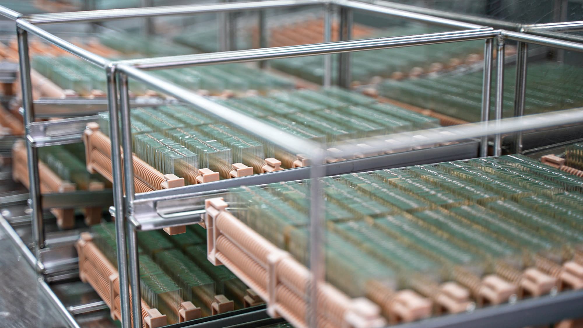 تشدید رقابت در صفحه نمایش کوچک و متوسط